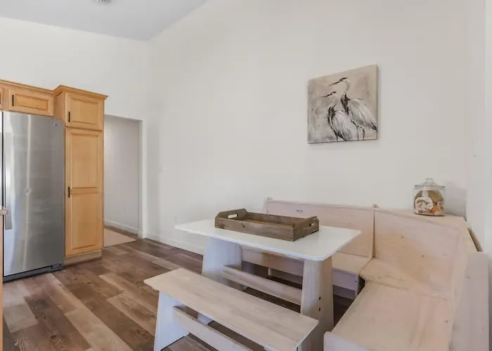 Holiday home Entire Duplex Walk To Private Pool Large Deck *